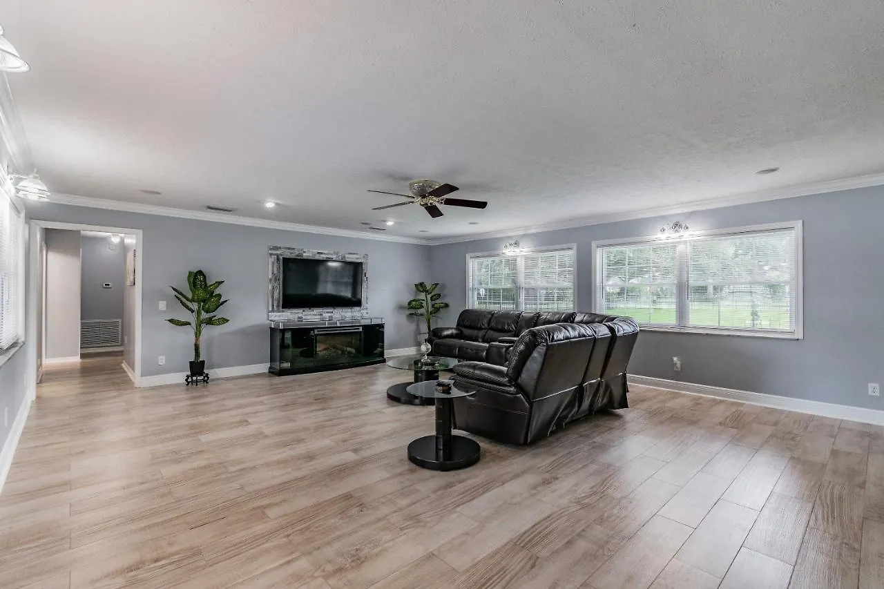 A Large Tropical Estate With 2 Acres Of Space Home Tampa